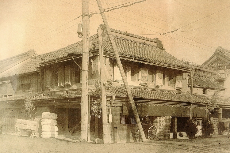 Exterior view of the "Ozu Washi" shop from the Meiji era