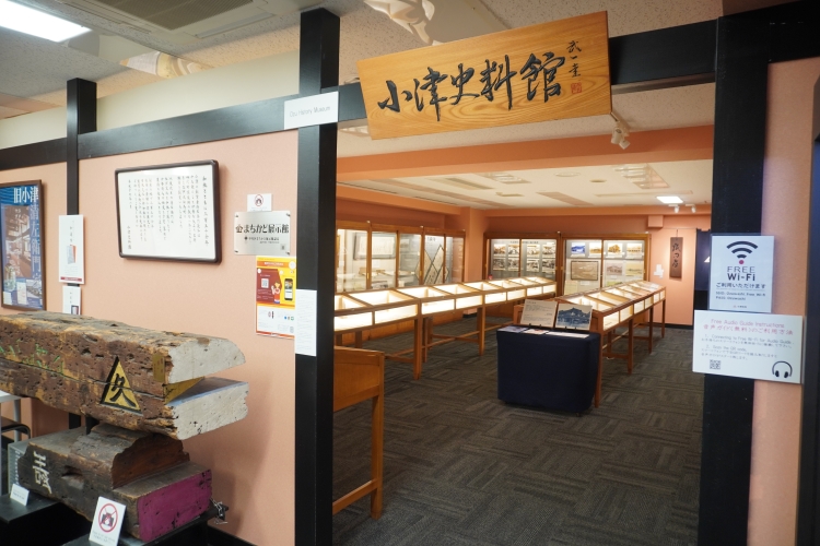You can learn about the history of "Ozu Washi" (Ozu Japanese paper) at the museum on the third floor of the store.