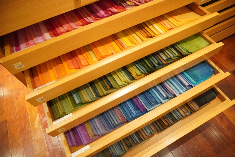 "Tengujo-shi" is a vividly colored paper dyed by mixing multiple colors.