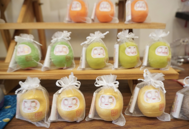 Daruma doll from the "Mamehapi" series, which comes with a fortune slip.