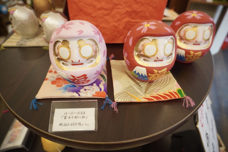 The "Mount Fuji, Cherry Blossoms, and Pine Tree" Daruma doll is very popular with overseas customers.