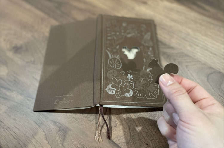 The "Window of Hokkaido" series of notebooks features a window that appears when you remove the animal on the cover.