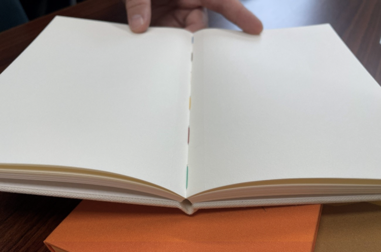 The "thread stitching" technique, which uses six different colored threads, is a unique feature of "booco".