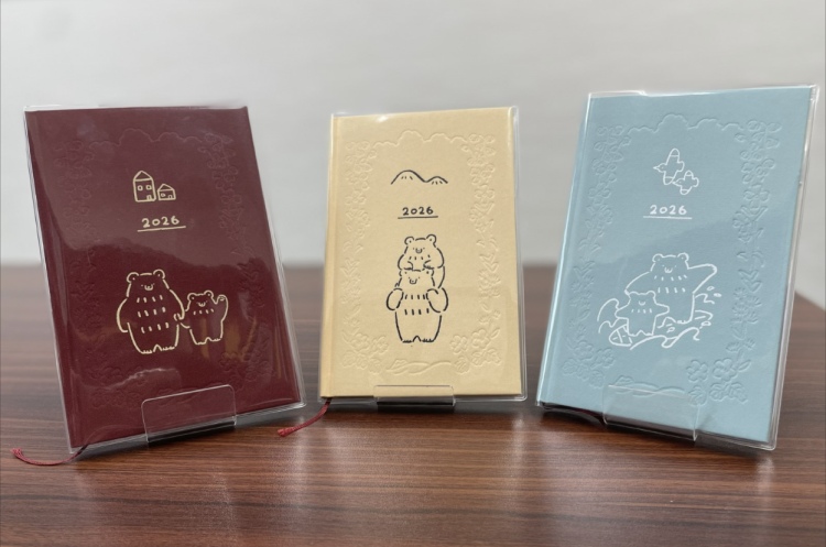 "booco DIARY" has many fans. From left to right: "A walk," "A piggyback ride," and "Surfing."