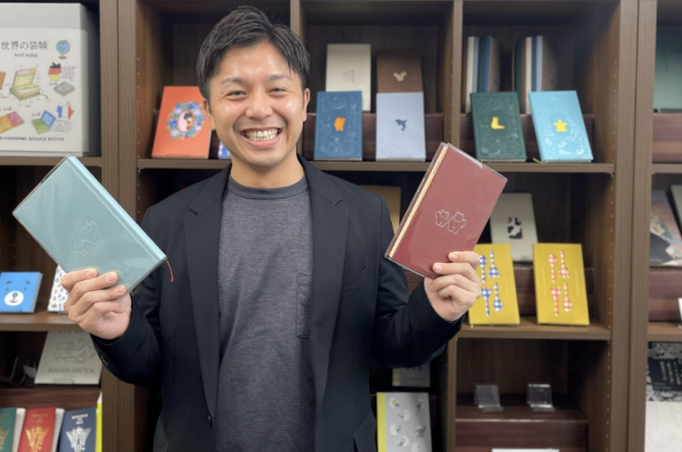 Imamura says that whenever he picks up a book, he can't help but look at the gluing and binding techniques.