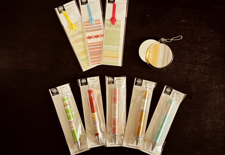 Hakata-ori textile goods such as ballpoint pens and bookmarks are popular souvenirs.
