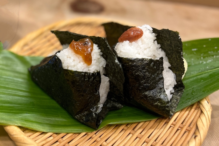 "Nanban miso" (left), made by mixing in green chili peppers, and "Fujigoro plums," characterized by their strong sourness.