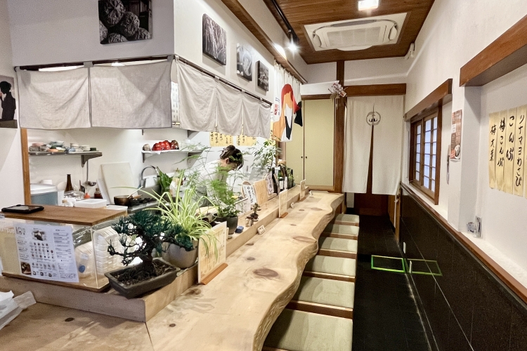 The single-piece counter has been passed down from the time when Nana's grandfather ran a sushi restaurant.