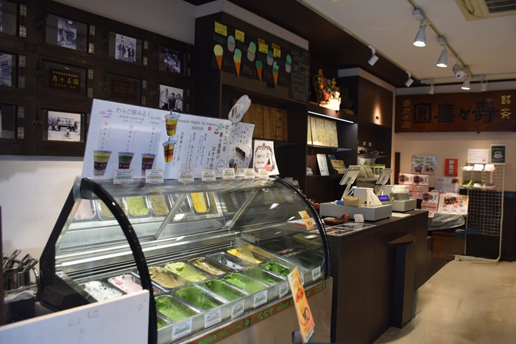 We installed a gelato counter and completely renovated the interior of the shop to transform it into a sweets tea room.