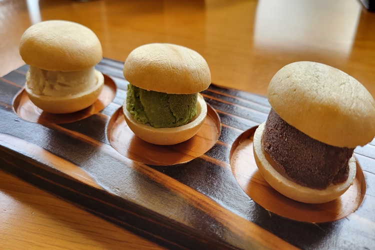 Special ice cream made with kinako (roasted soybean flour) in a monaka (wafer). Vegan options available for desserts as well.