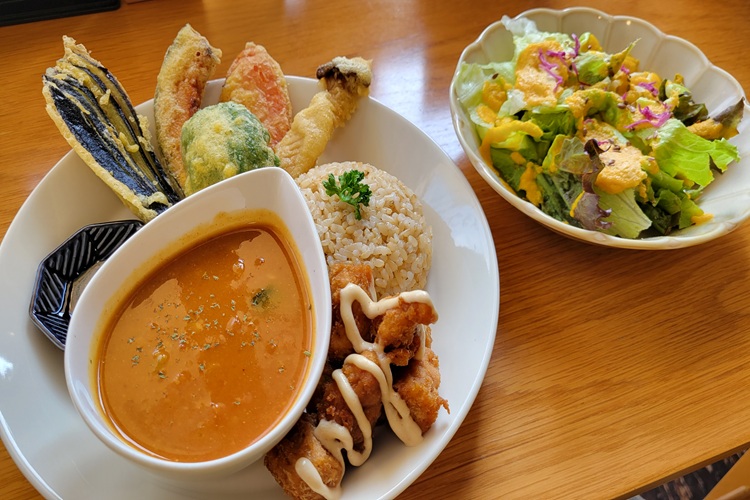 The "Lunch Plate Set" allows you to enjoy popular dishes such as curry and tempura all at once.
