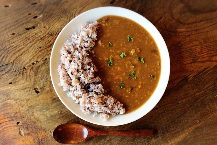 A mild and comforting vegan curry. The rich flavor of vegetables simmered slowly spreads throughout.