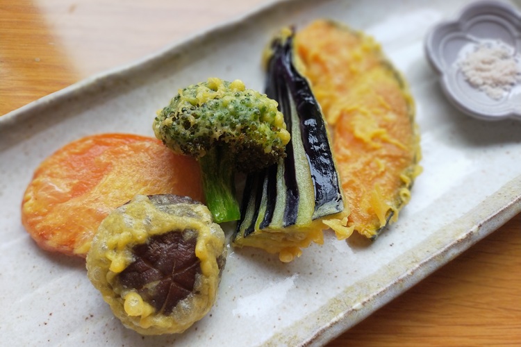 This tempura is popular even among foreign tourists. It's a dish we're proud of, with careful attention paid to texture and color.