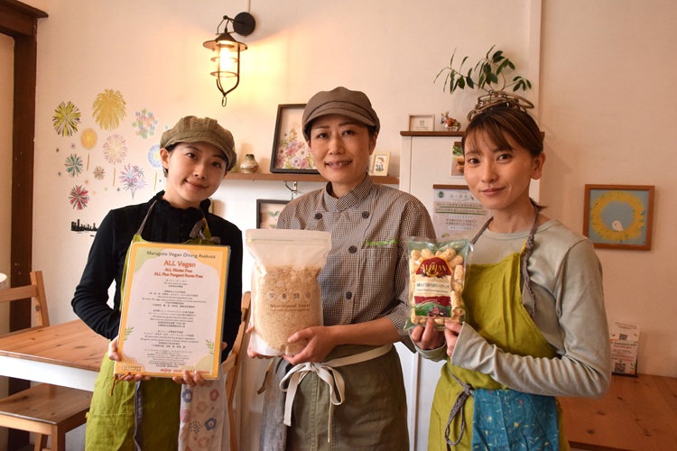 From left to right: Rin, Koyama, and Yoshida.