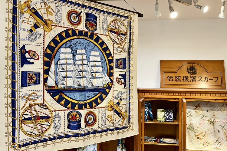 A scarf inspired by the port city image of Yokohama. A classic item that has been loved for 30 years.