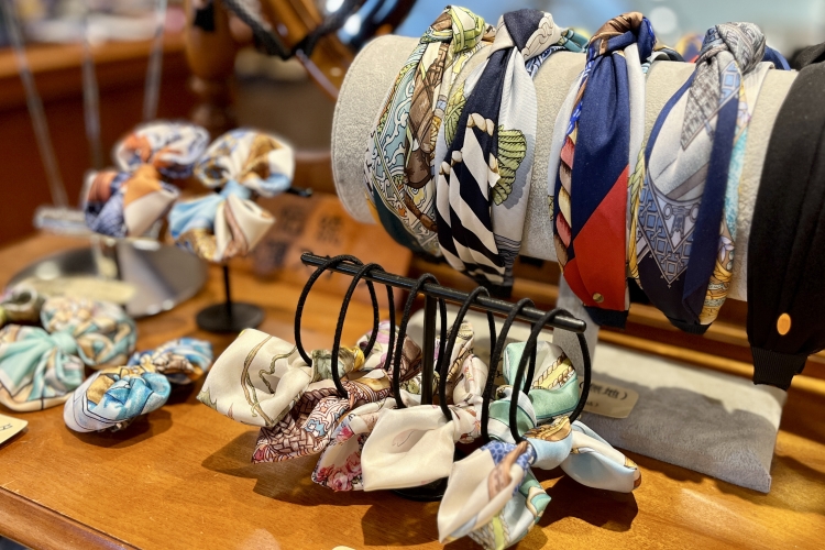Hair accessories such as headbands made from scarf fabric are also popular.