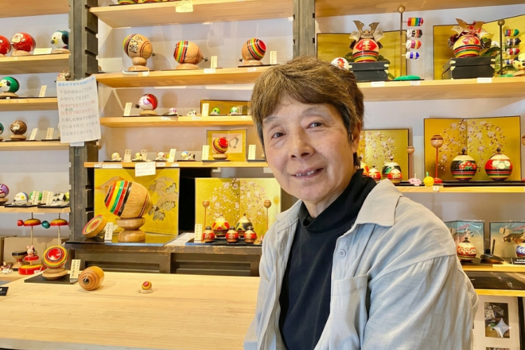 Yukiko, the wife of the third-generation Sadaemon Yamamoto, is a spinning top instructor.