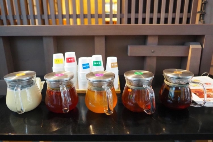 Five types of "Binabe" broth are available for tasting in the store.