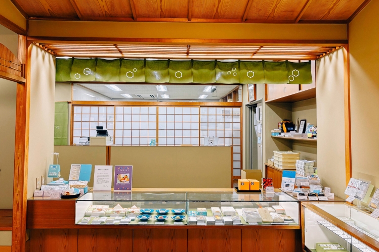 The interior of "Kyogashi Tsukasa Suetomi," a shop that has been in business for over 130 years.