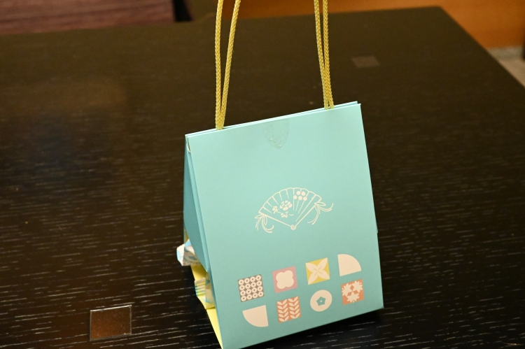 The tote bag-shaped packaging used for the dorayaki "Kyo no Hanaougi"
