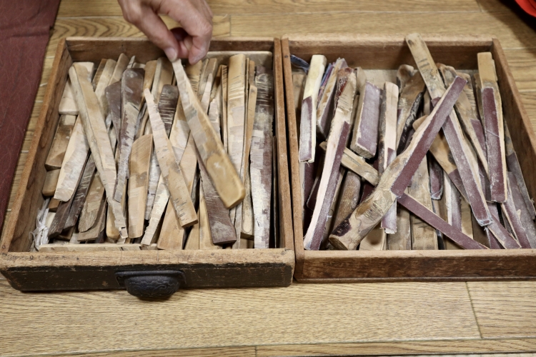 The teeth grinding rod used in the "teeth grinding" process. Each tool is handmade.
