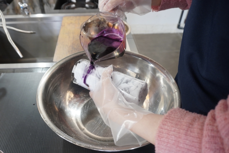 "Furoshiki no Yume Shibori Dyeing Experience" - Easy to try even for beginners.