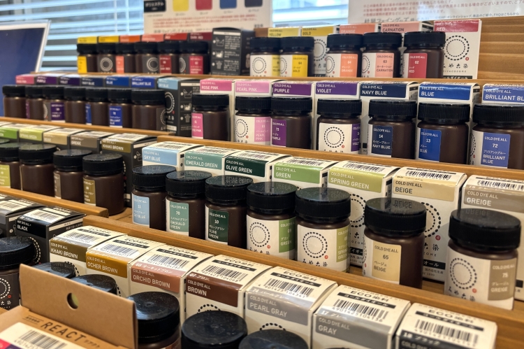 Muted color dyes, which have a calming atmosphere, are gaining popularity.