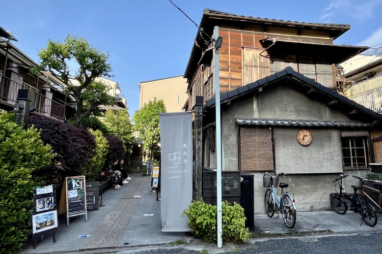 "Ueno Sakuragi Atari" is a renovated area of old houses. The building on the right is "Yanaka Beer Hall".