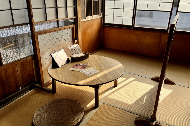 The tatami-floored seating area on the second floor exudes a strong sense of traditional Japanese atmosphere.