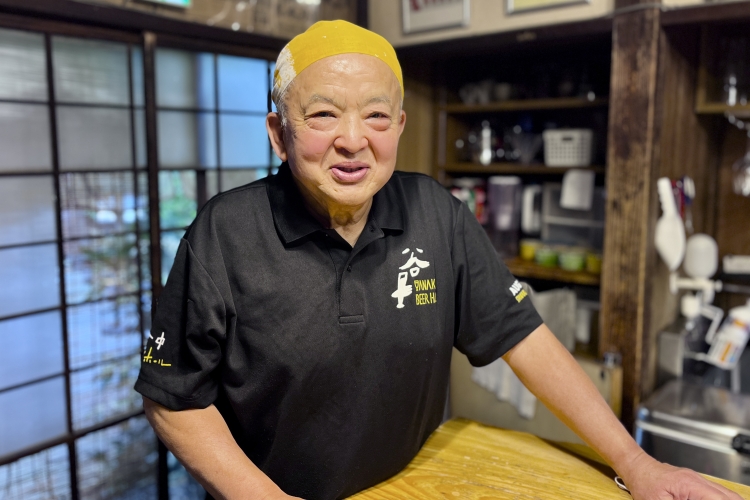 Mr. Shinbo, who runs the "Yanaka Beer Hall," welcomes customers with unpretentious hospitality.