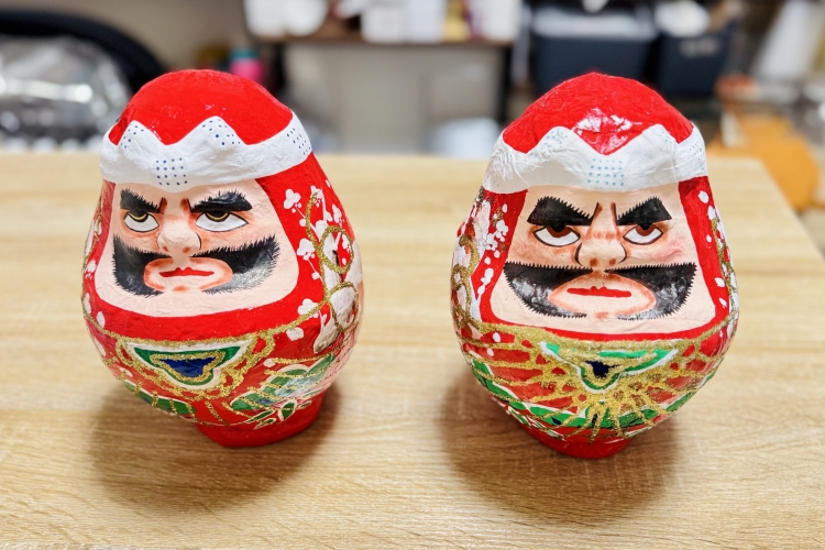 The piece on the left was made by Tomoko, the 6th generation, and the piece on the right was made by Takashi, the 5th generation. The texture differs depending on the craftsman.