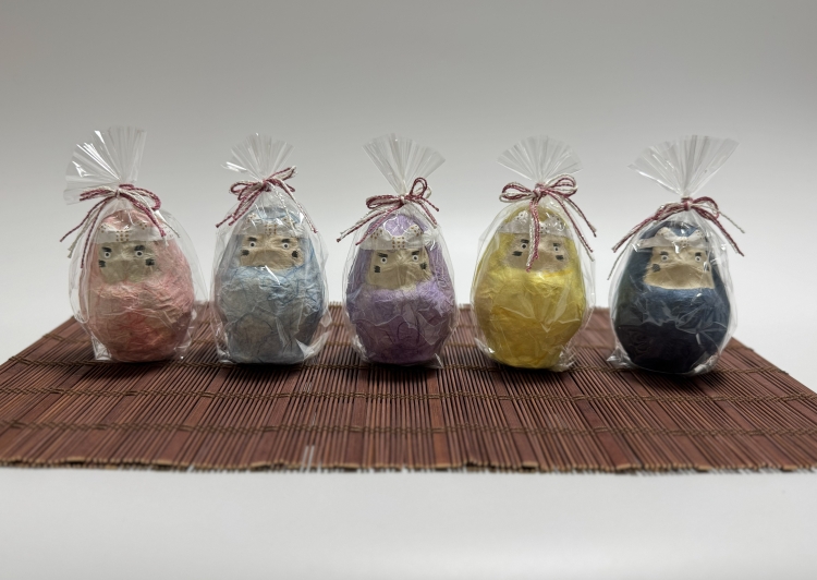 Cute "colored washi daruma dolls" made with Yame washi paper.