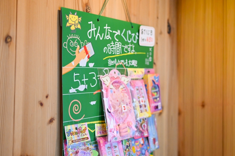 A children's lottery board hanging in the lounge.
