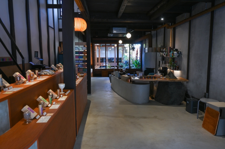 The walls are infused with fragrance, and lights containing amber illuminate the space.
