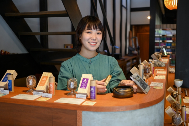 Mayuko Koyama, the store manager, is also a guide to fragrances.