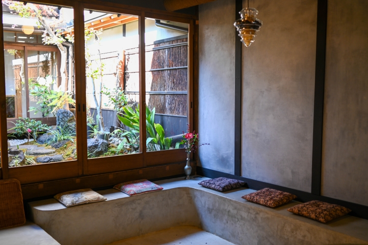 You can spend time immersed in the possibilities of fragrance while gazing at the greenery of the courtyard garden.