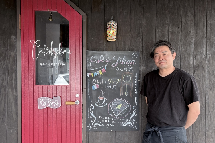 Manager Izutsu Yukinori shared his love for the store.