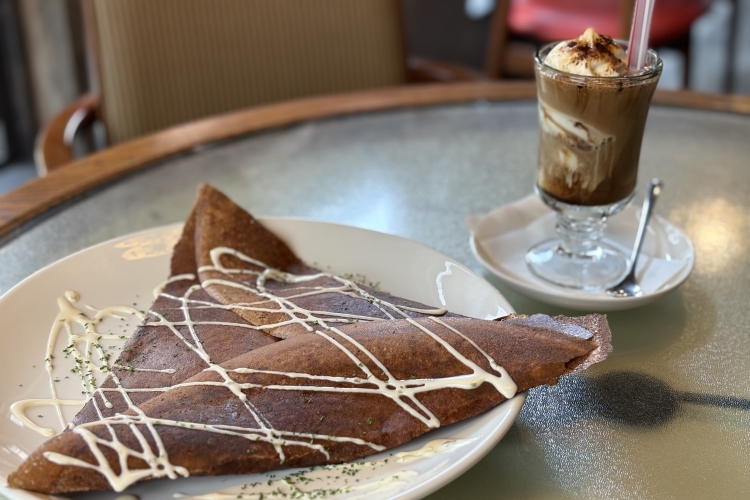 Our signature dish is galettes, and we also offer coffee shakes made with homemade soft serve ice cream from "Yamanaka Milk."