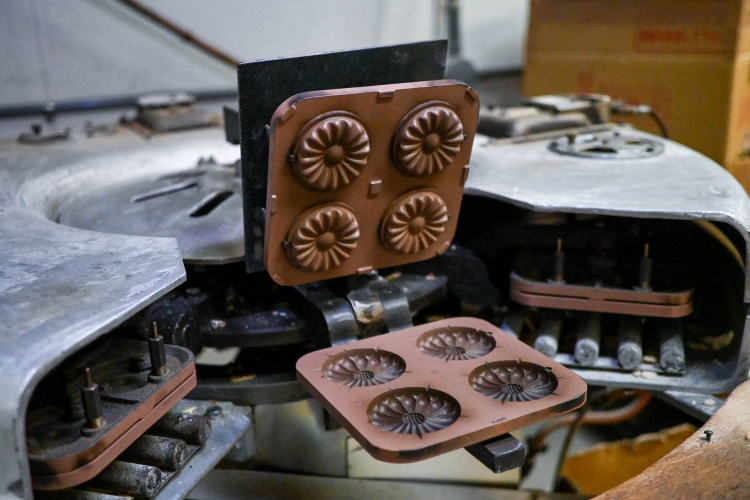 In the workshop at the back of the shop, there are rows of baking molds for making monaka wafers.