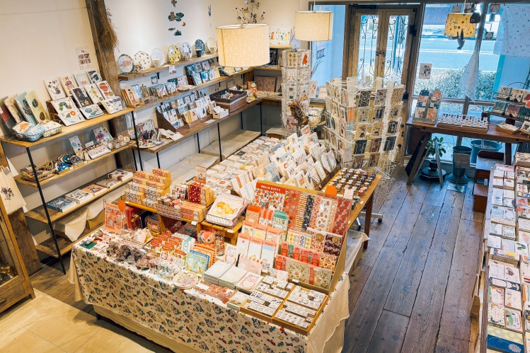 A relaxing atmosphere inside the shop, enveloped in the warmth of wood.
