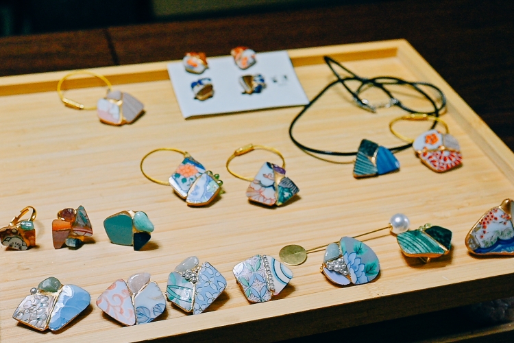 You can create your favorite item from earrings, rings, brooches, obi clips, and pendants.