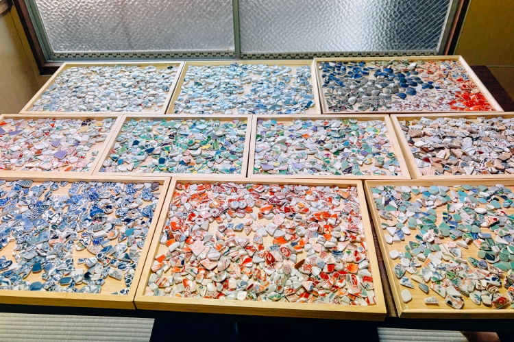 Fragments of over 300 different types, from Kiyomizu ware to Thai Benjaroni ware.