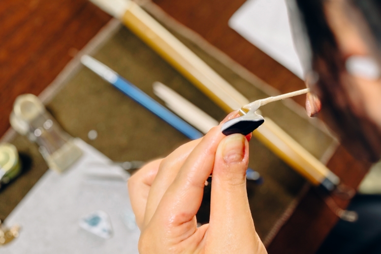 Apply lacquer to the cross-section of the selected piece.