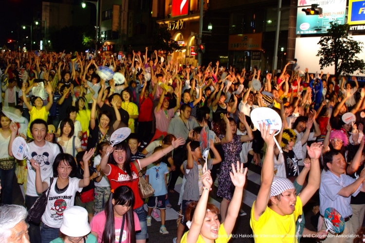 "Wasshoi Hakodate" parades while performing the "Squid Dance"