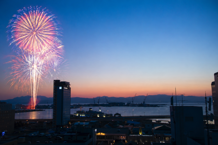 View from the hotel's top-floor restaurant (※Fireworks are for illustrative purposes only)