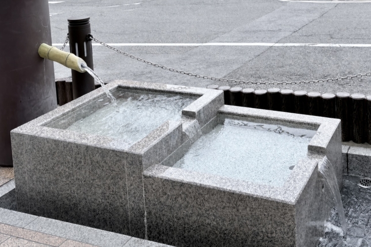 The "well boat" in front of Ogaki Station. It's two-tiered, so the upper and lower sections are used for different purposes.