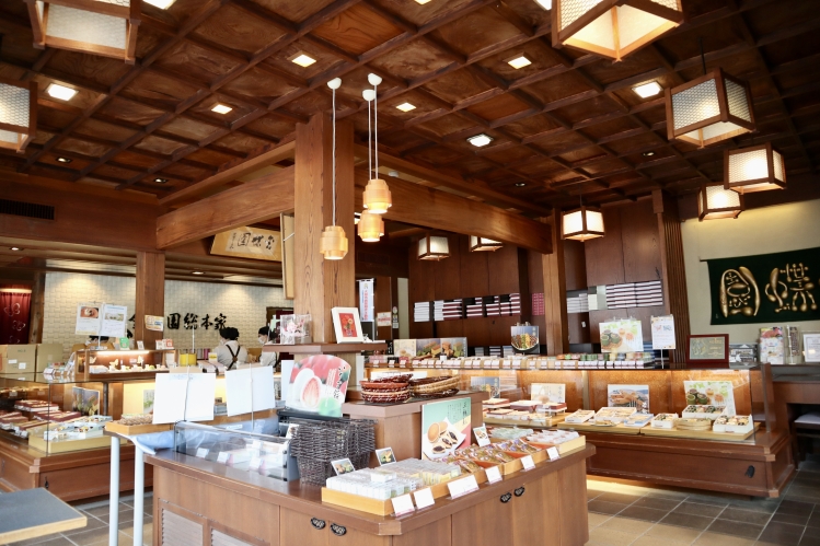 The imposing building, constructed entirely of zelkova wood, has been designated a "Landscape Heritage Site of Ogaki City."