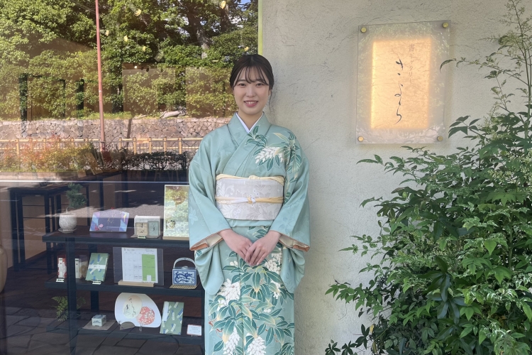 Ms. Hibino, representative of "Kiyora Calligraphy Gallery"