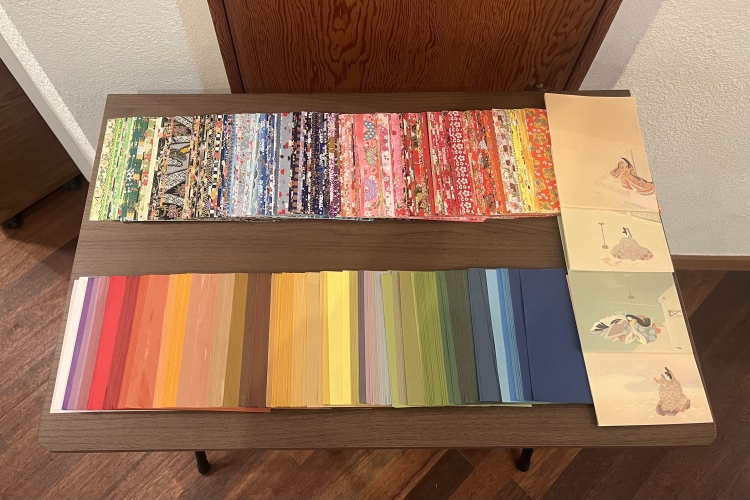 Choose two pieces of chiyogami paper in your favorite colors and patterns, and collage them onto a fan base.