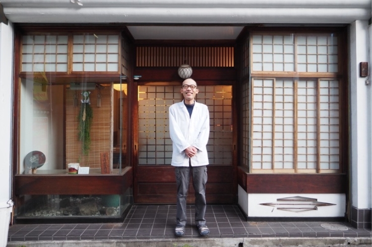 Tetsuya Kubo, the 18th-generation owner, shared the history of the shop with us.